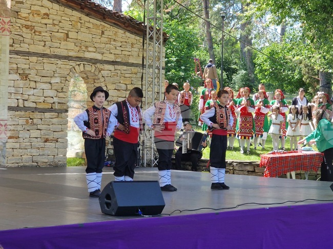 Село Арбанаси - Национален фолклорен фестивал "Насред мегдана в Арбанаси"