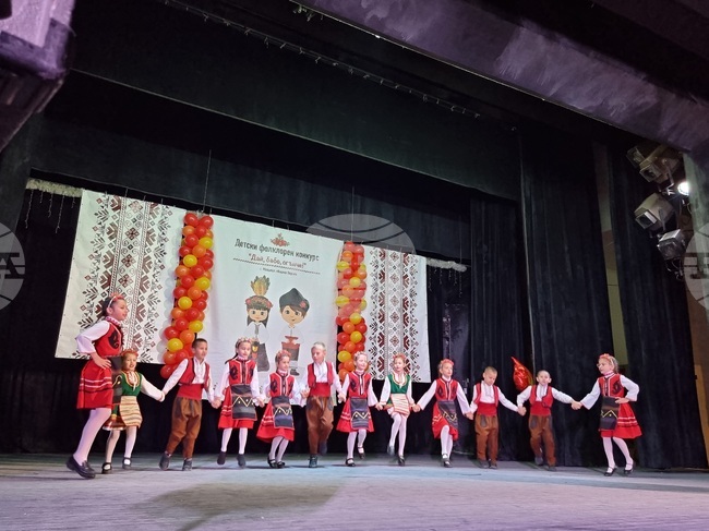 Националният детски фолклорен конкурс "Дай, бабо, огънче!" започна в Перник