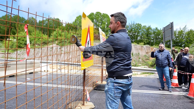 След няколко протеста на незаработилия граничен пункт "Рудозем - Ксанти", Тодор Батков-син сряза с флекс оградата