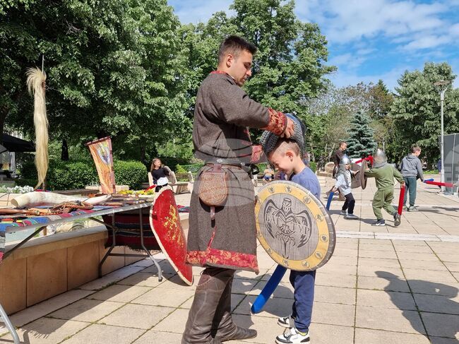 Деца влизат в ролята на Аспарухови воини на площад „Освобождение” в Ямбол