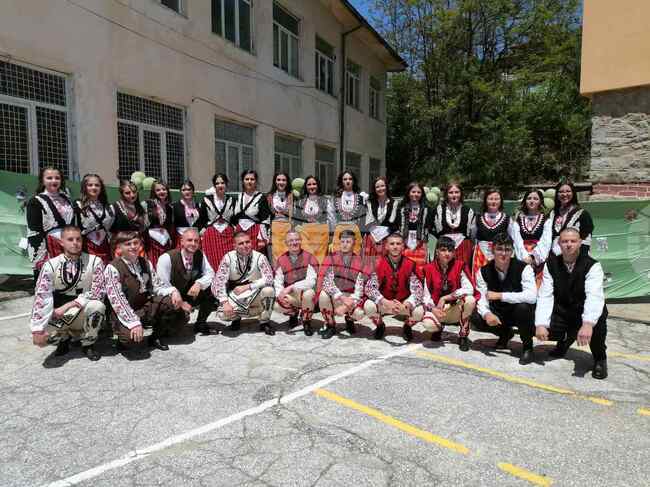 Абитуриенти от Мадан дефилираха в народни носии на изпращането в училище, спестените от тоалети пари ще дарят на дете в нужда