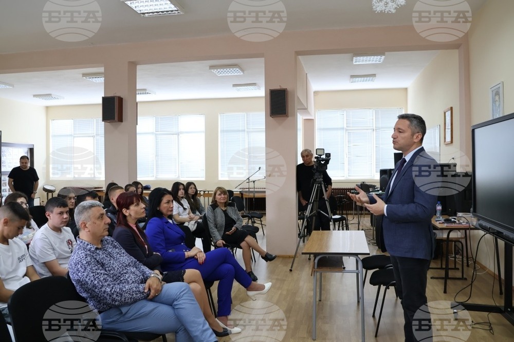 Младежи от Попово коментираха въпроси за екологията и образованието с евродепутата Кристиан Вигенин