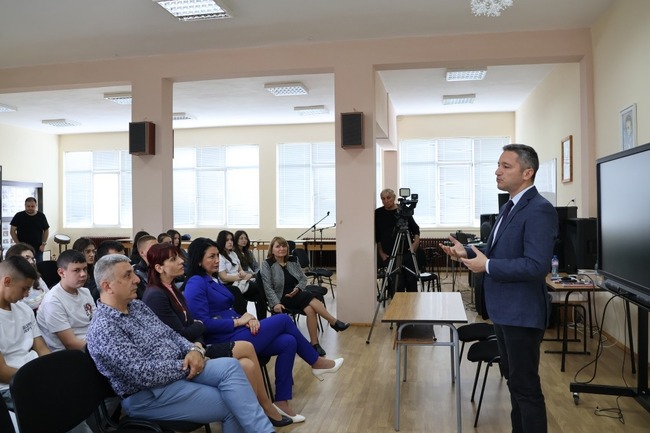 Младежи от Попово коментираха въпроси за екологията и образованието с евродепутата Кристиан Вигенин