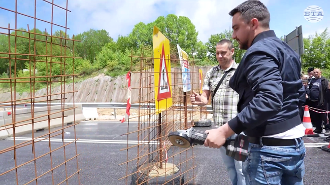 След няколко протеста на незаработилия граничен пункт "Рудозем - Ксанти", Тодор Батков-син сряза с флекс оградата