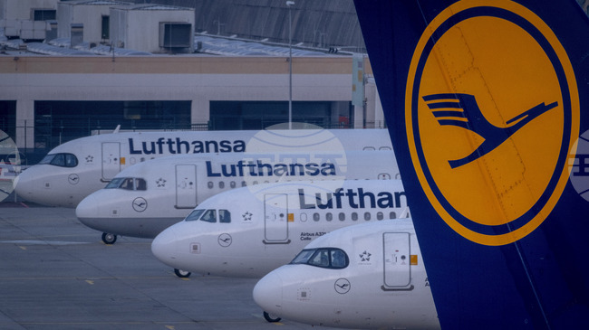 Полет от Чикаго за Франкфурт е бил пренасочен към Бостън, след като пътник намушкал двама тийнейджъри с вилица, съобщиха американските власти