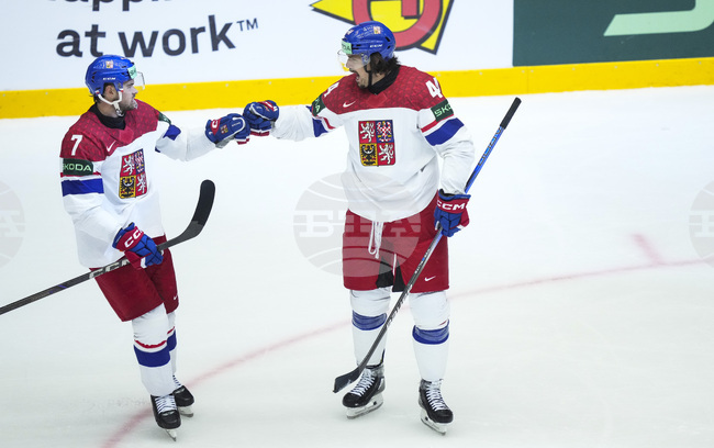 Чехия разгроми Германия и продължи победната си серия на световните финали по хокей на лед, Словения изпрати Франция в долната дивизия