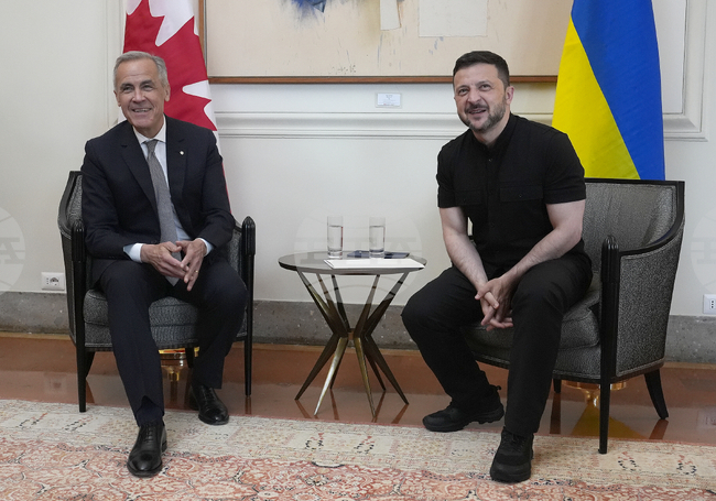 Генералният секретар на НАТО и канадският премиер обсъдиха помощта за Украйна