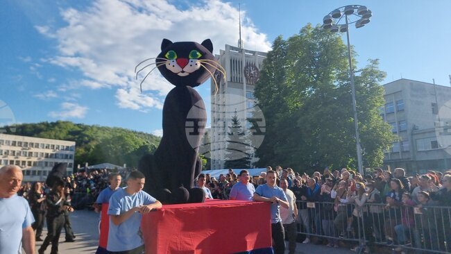 Много гости и жители на града наблюдаваха Габровския карнавал тази вечер 