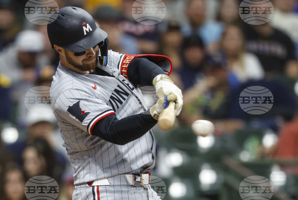 Twins Brewers Baseball