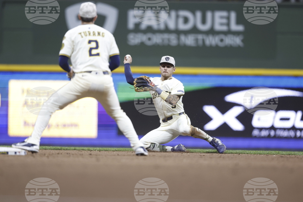 Twins Brewers Baseball