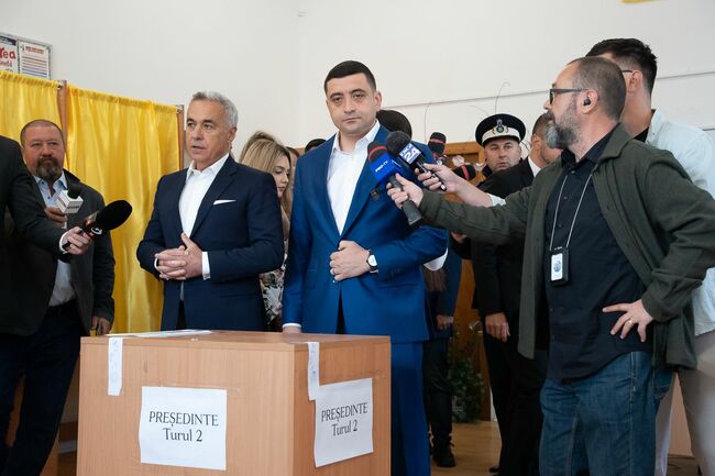 Джордже Симион и Калин Джорджеску гласуваха заедно и на втория тур на президентските избори в Румъния