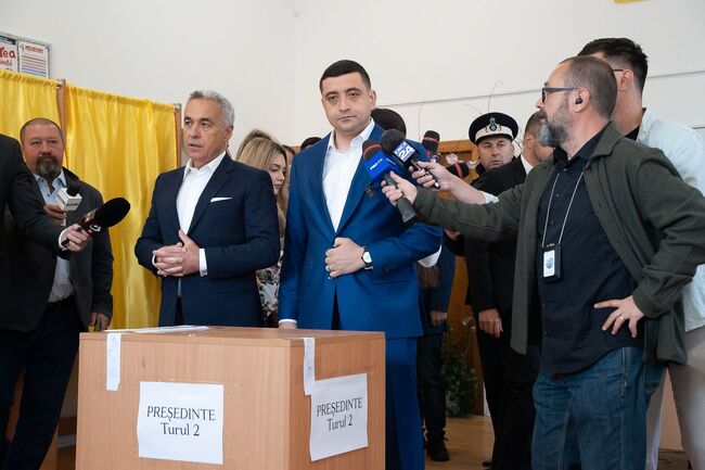 Джордже Симион и Калин Джорджеску гласуваха заедно и на втория тур на президентските избори в Румъния