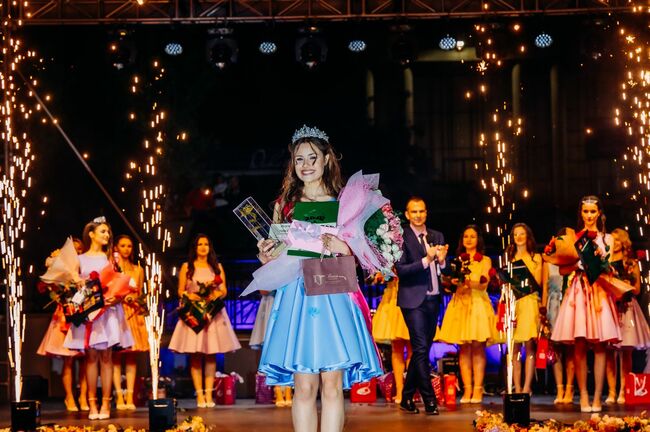 Никол Гаджева е новата Царица на розата в Карлово