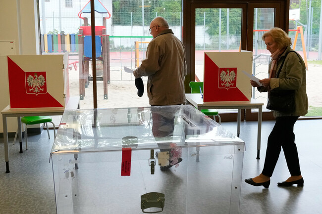 Либерал и консерватор отиват на втори тур на президентските избори в Полша, сочат резултатите от екзитпол