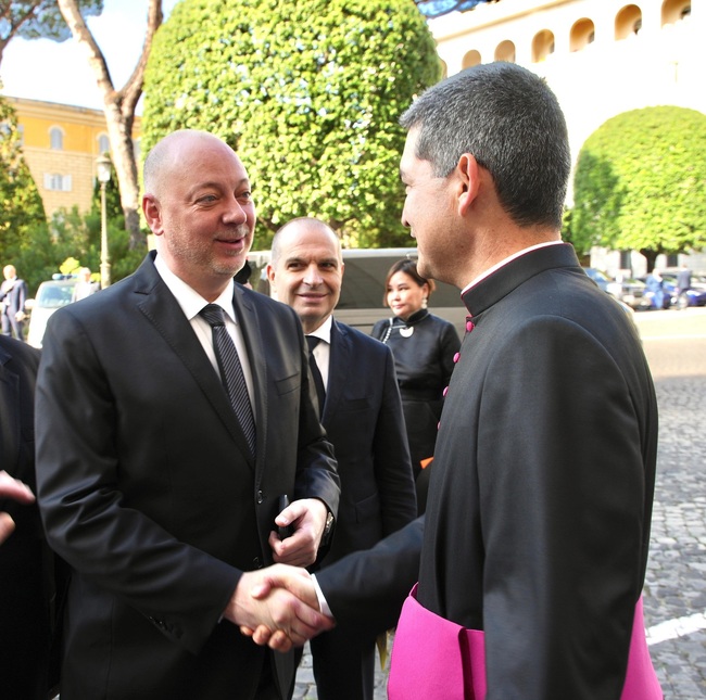 Министър-председателят Росен Желязков пристигна във Ватикана за тържествената литургия по повод началото на понтификата на папа Лъв XIV