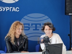 Мирослава Аргирова, управител на Експозиционен център "Флора" в Бургас (вляво) и Мая Стефанова, кореспондент на БТА в Бургас (вдясно)