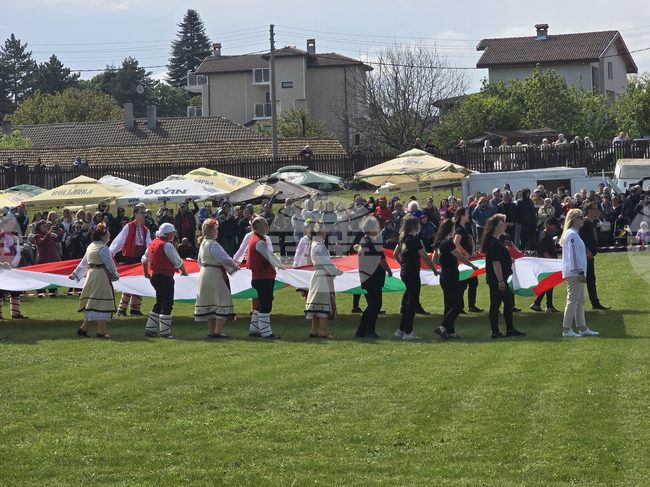 Голямо добруджанско хоро, представящо картата на България, се изви на стадиона в добричкото село Бранище