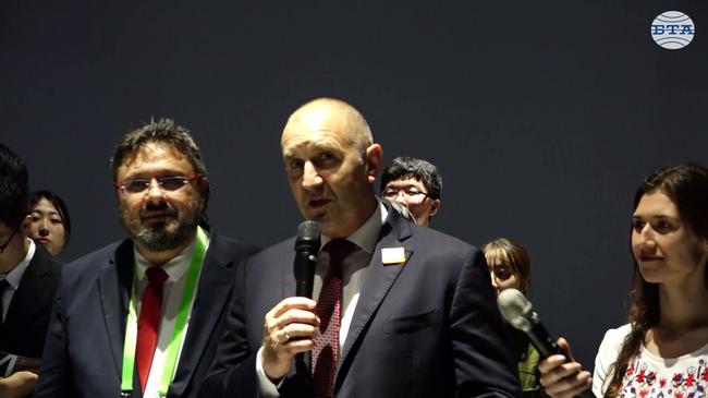 Президентът Румен Радев и директорът на БТА Кирил Вълчев представиха в Осака априлския брой на списание ЛИК, който има превод и на японски