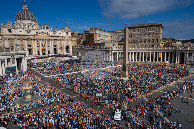 Ако Ватиканът или Рим не се превърнат в сцена на преговори по важен международен въпрос, те все пак ще си останат магнит за богомолците и туристите заради Юбилея