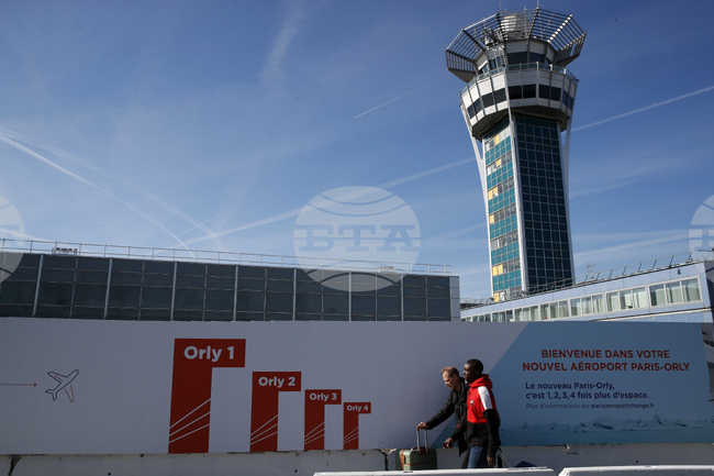 Френският авиорегулатор призова парижките летища да намалят полетите заради планирана за утре стачка на авиодиспечерите