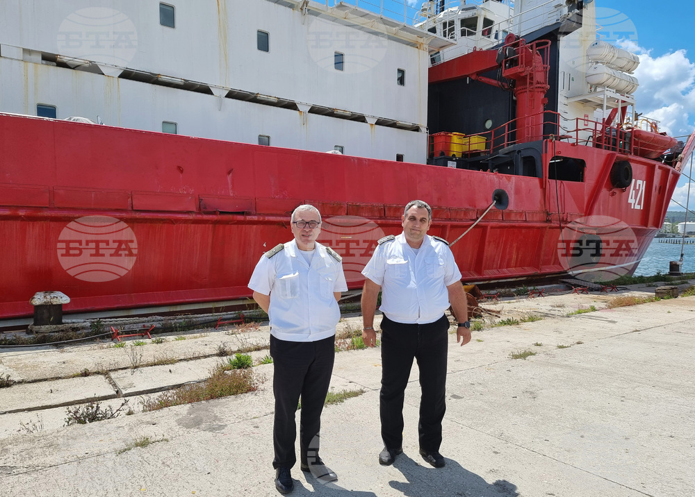 BTA’s National Press Club onboard RSV 421 – Varna - presenting LIK’s April issue