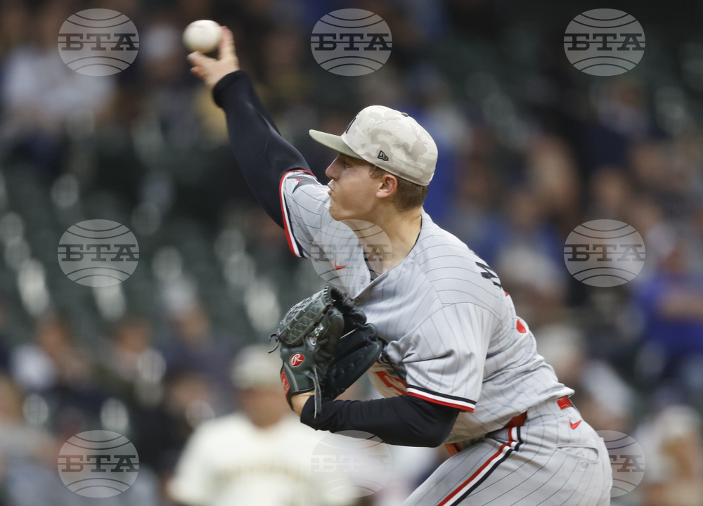 Twins Brewers Baseball