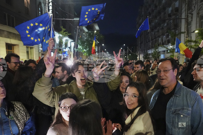 Хиляди хора излязоха в центъра на Букурещ, за да празнуват победата на Никушор Дан на президентските избори в Румъния