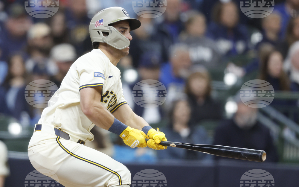 Twins Brewers Baseball