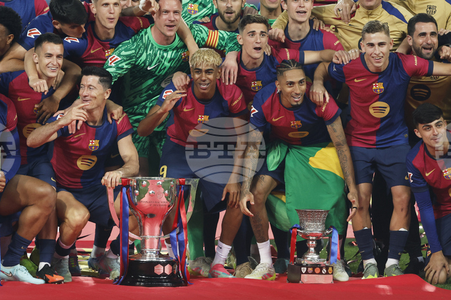 Барселона няма нужда да продава водещите си футболисти, заяви спортният директор Деко