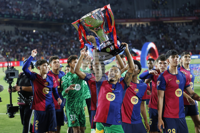 Старши треньорът на Барселона Флик: „Три титли не са краят, а началото“