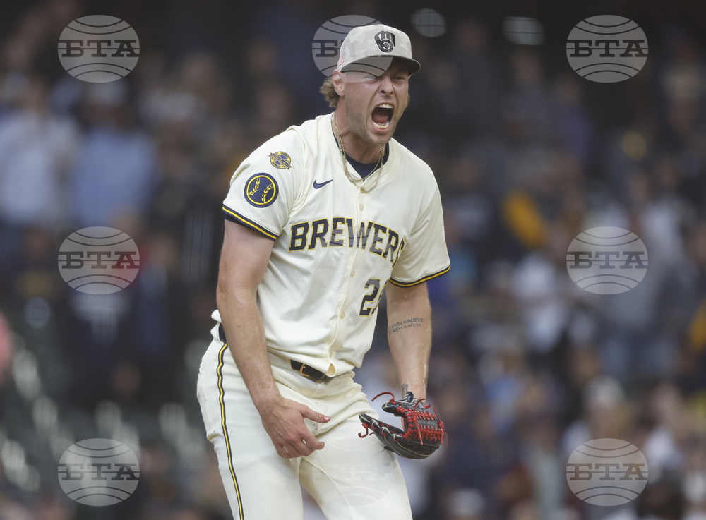Twins Brewers Baseball