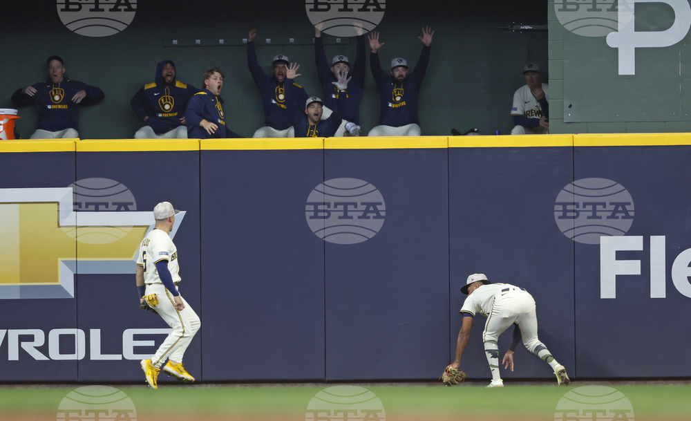 Twins Brewers Baseball