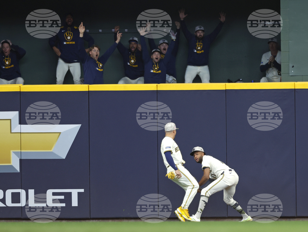 Twins Brewers Baseball