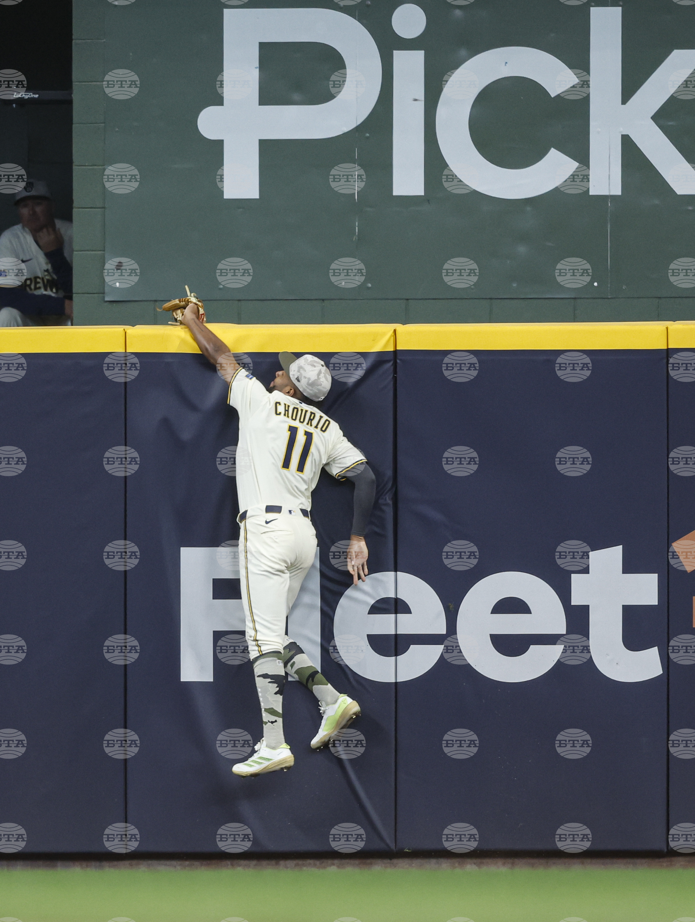 Twins Brewers Baseball