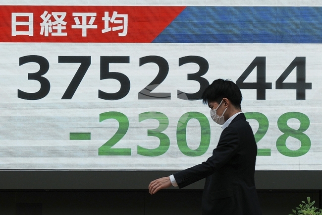 Поскъпващата йена доведе до спад на индексите в Токио, Уолстрийт също затвори на негативна територия