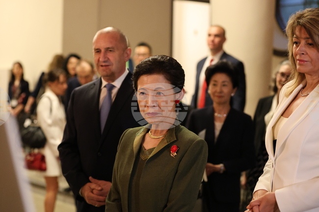 Президентът Румен Радев и принцеса Такамадо разгледаха изложба, посветена на българо-японските отношения