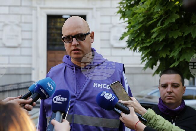 Тук сме, за да покажем, че сме готови за разговор, каза вицепрезидентът на КНСБ Тодор Капитанов пред сградата на Столична община по повод протеста на транспортните работници