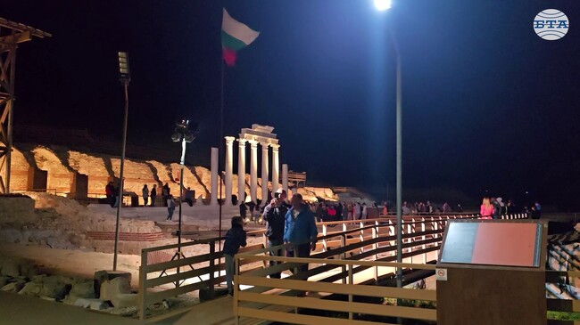 Жители и гости на Петрич се включиха в нощна обиколка на античен град Хераклея Синтика