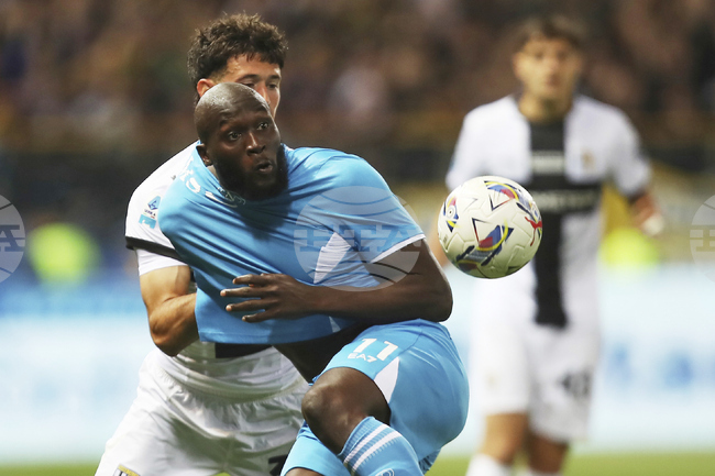 Решаващите мачове на Наполи и Интер Милано за титлата в Серия А бяха преместени в петък