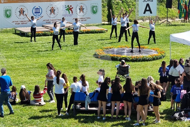 Над 1000 деца се събраха в Ямбол за Национален ученически фестивал по утринна гимнастика и инициативата „Спортувай с президента“