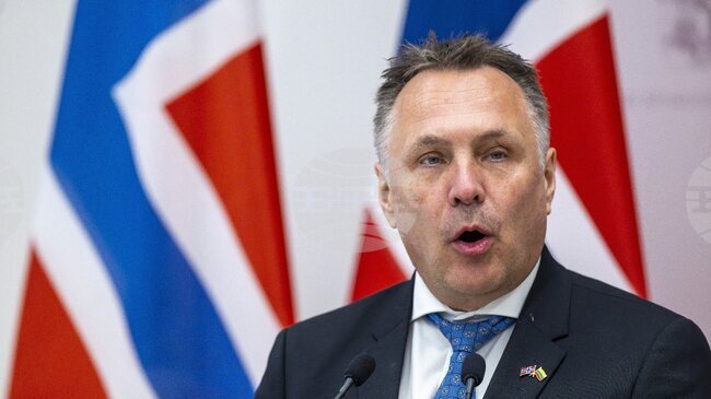 Норвегия ще поръча още две германски подводници и ракети с голям обсег, за да укрепи способностите си за възпиране, заяви министърът на отбраната