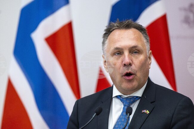 Норвегия ще поръча още две германски подводници и ракети с голям обсег, за да укрепи способностите си за възпиране, заяви министърът на отбраната