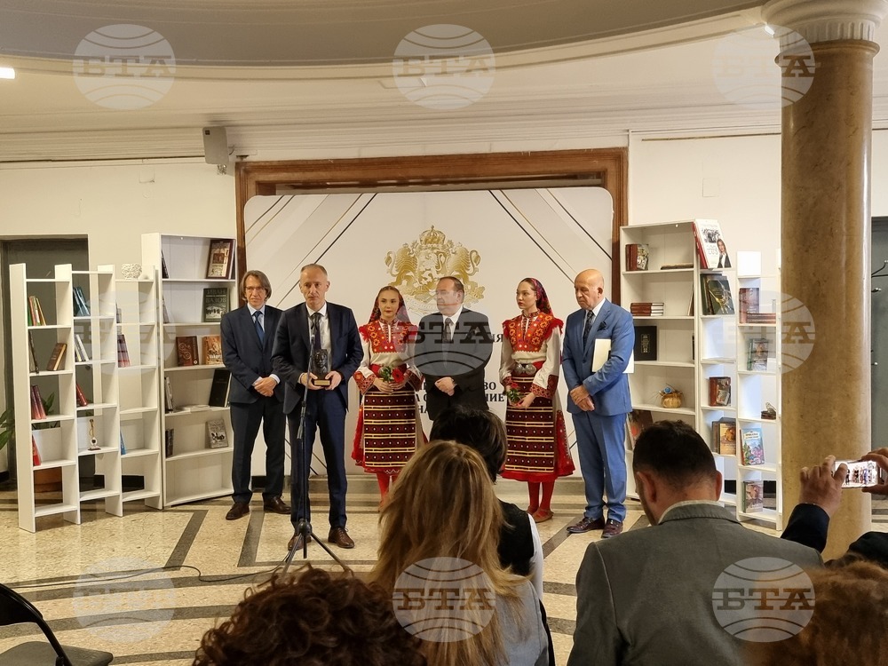 Министърът на образованието и науката Красимир Вълчев получи националната награда "Проф. Иван Шишманов" от Съюза на народните читалища
