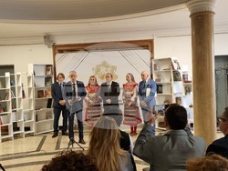 Министърът на образованието и науката Красимир Вълчев получи националната награда "Проф. Иван Шишманов" от Съюза на народните читалища, която му беше връчена от председателя на организацията проф. Николай Дойнов. Снимка: Димитрина Ветова/БТА