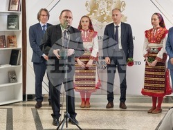 Министърът на образованието и науката Красимир Вълчев получи националната награда "Проф. Иван Шишманов" от Съюза на народните читалища, която му беше връчена от председателя на организацията проф. Николай Дойнов. Снимка: Димитрина Ветова/БТА