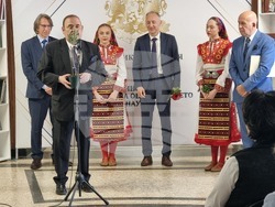 Министърът на образованието и науката Красимир Вълчев получи националната награда "Проф. Иван Шишманов" от Съюза на народните читалища, която му беше връчена от председателя на организацията проф. Николай Дойнов. Снимка: Димитрина Ветова/БТА