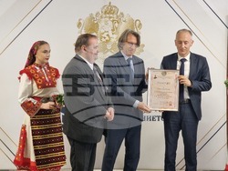 Министърът на образованието и науката Красимир Вълчев получи националната награда "Проф. Иван Шишманов" от Съюза на народните читалища, която му беше връчена от председателя на организацията проф. Николай Дойнов. Снимка: Димитрина Ветова/БТА