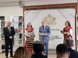 Министърът на образованието и науката Красимир Вълчев получи националната награда "Проф. Иван Шишманов" от Съюза на народните читалища, която му беше връчена от председателя на организацията проф. Николай Дойнов. Снимка: Димитрина Ветова/БТА