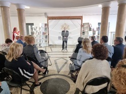 Министърът на образованието и науката Красимир Вълчев получи националната награда "Проф. Иван Шишманов" от Съюза на народните читалища, която му беше връчена от председателя на организацията проф. Николай Дойнов. Снимка: Димитрина Ветова/БТА