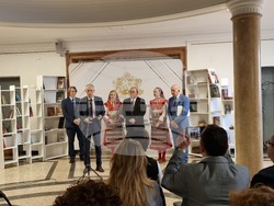 Министърът на образованието и науката Красимир Вълчев получи националната награда "Проф. Иван Шишманов" от Съюза на народните читалища, която му беше връчена от председателя на организацията проф. Николай Дойнов. Снимка: Димитрина Ветова/БТА